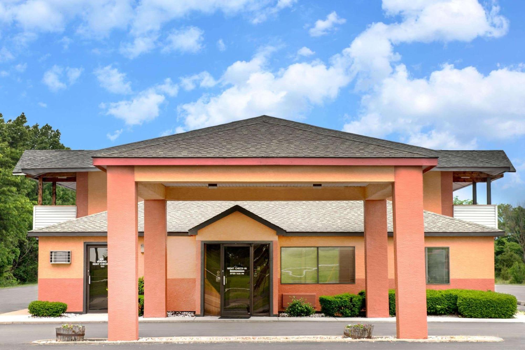 Days Inn By Wyndham Kingdom City Exterior photo